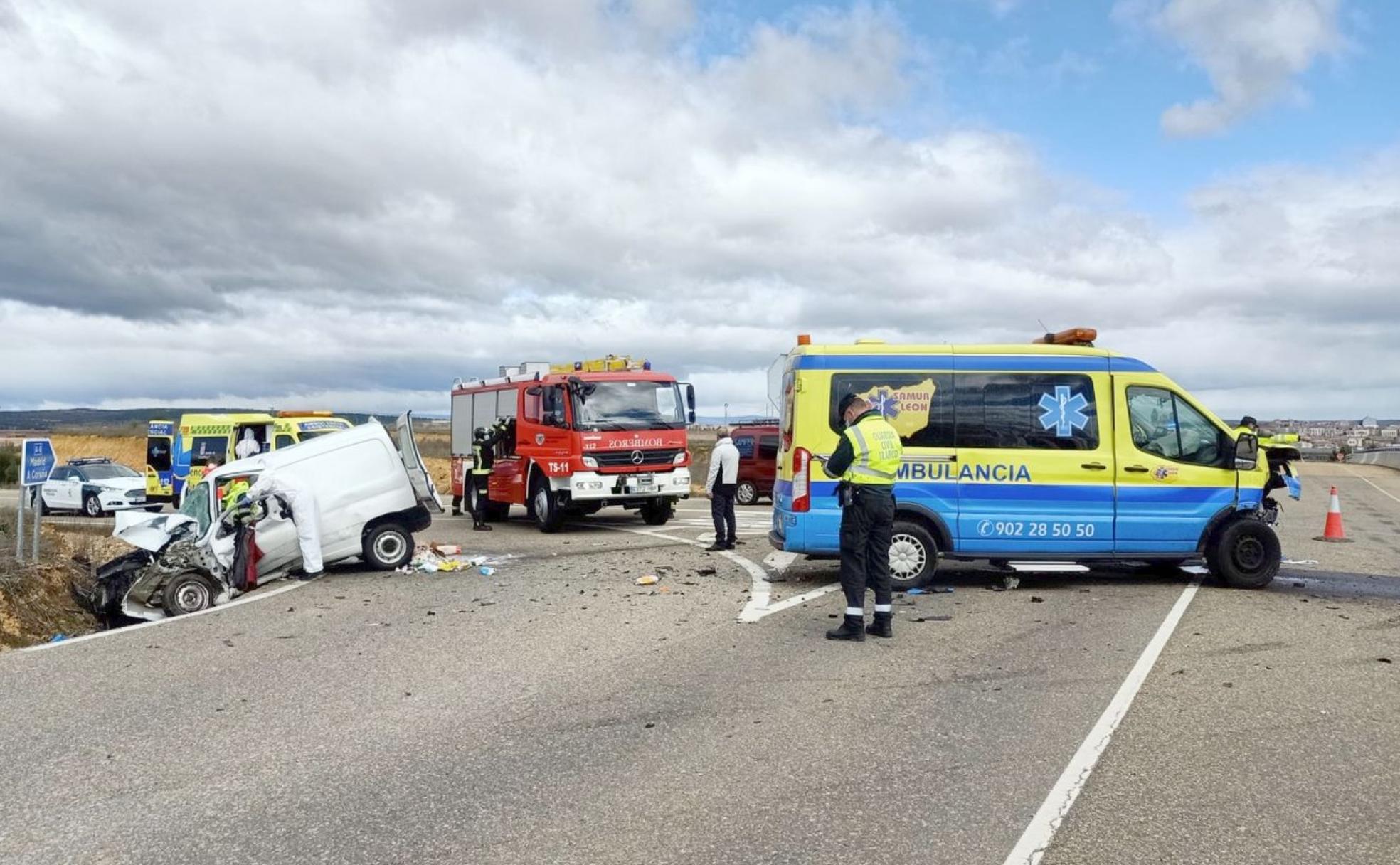 Imagen del lugar del accidente tras el impacto frontal entre el oche y la furgoneta. 