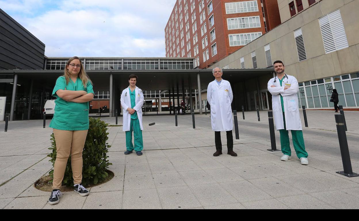 De izquierda a derecha, Cristina Sánchez, Luis Cabezudo, José Ignacio Cuende y Francisco del Castillo, médicos de medicina interna investigadores del Estudio Palco, en el exterior del hospital Río Carrión de Palencia.