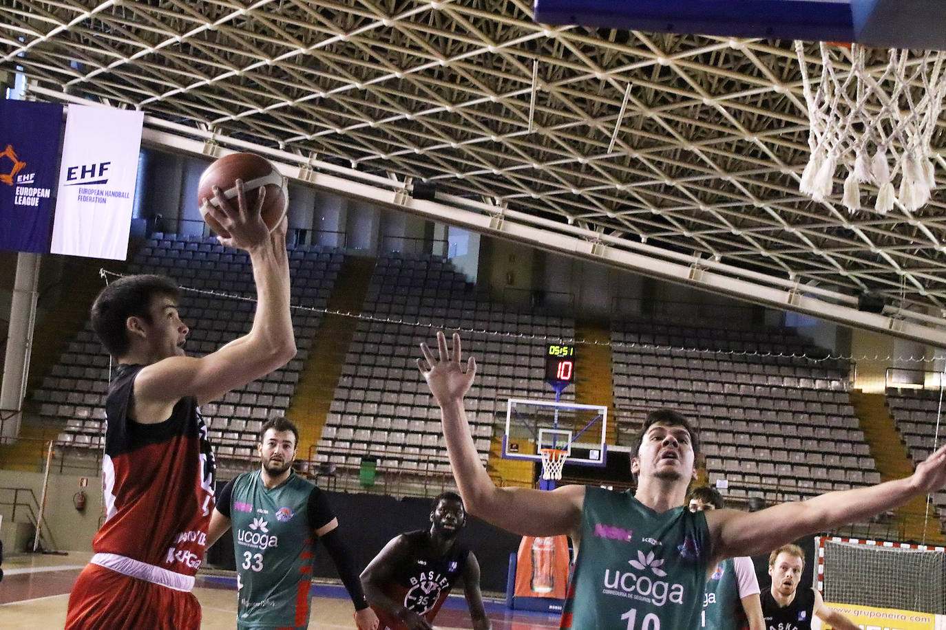 Fotos: ULE RBH-Global Basket León supera al líder