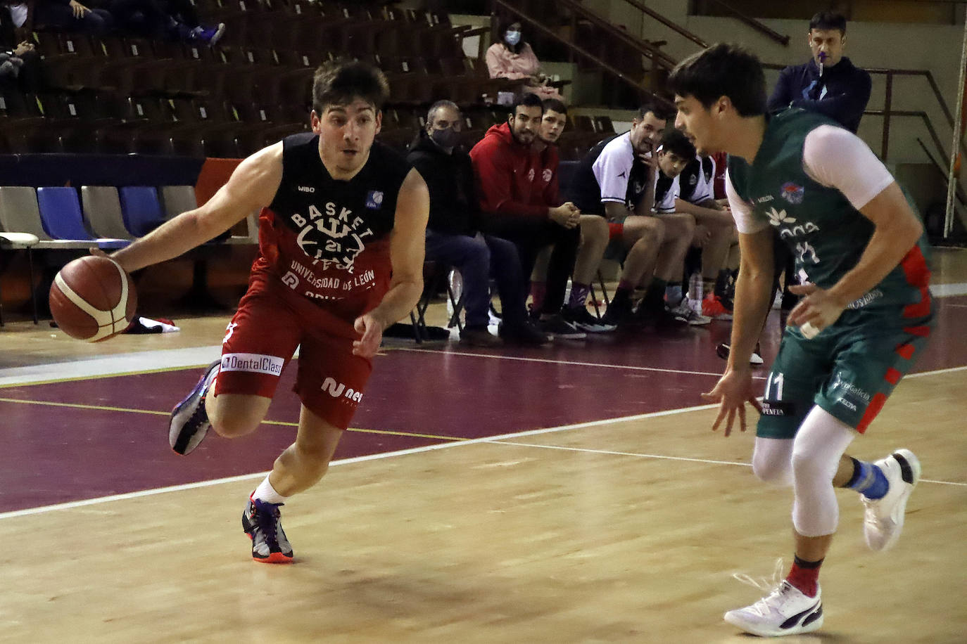 Fotos: ULE RBH-Global Basket León supera al líder