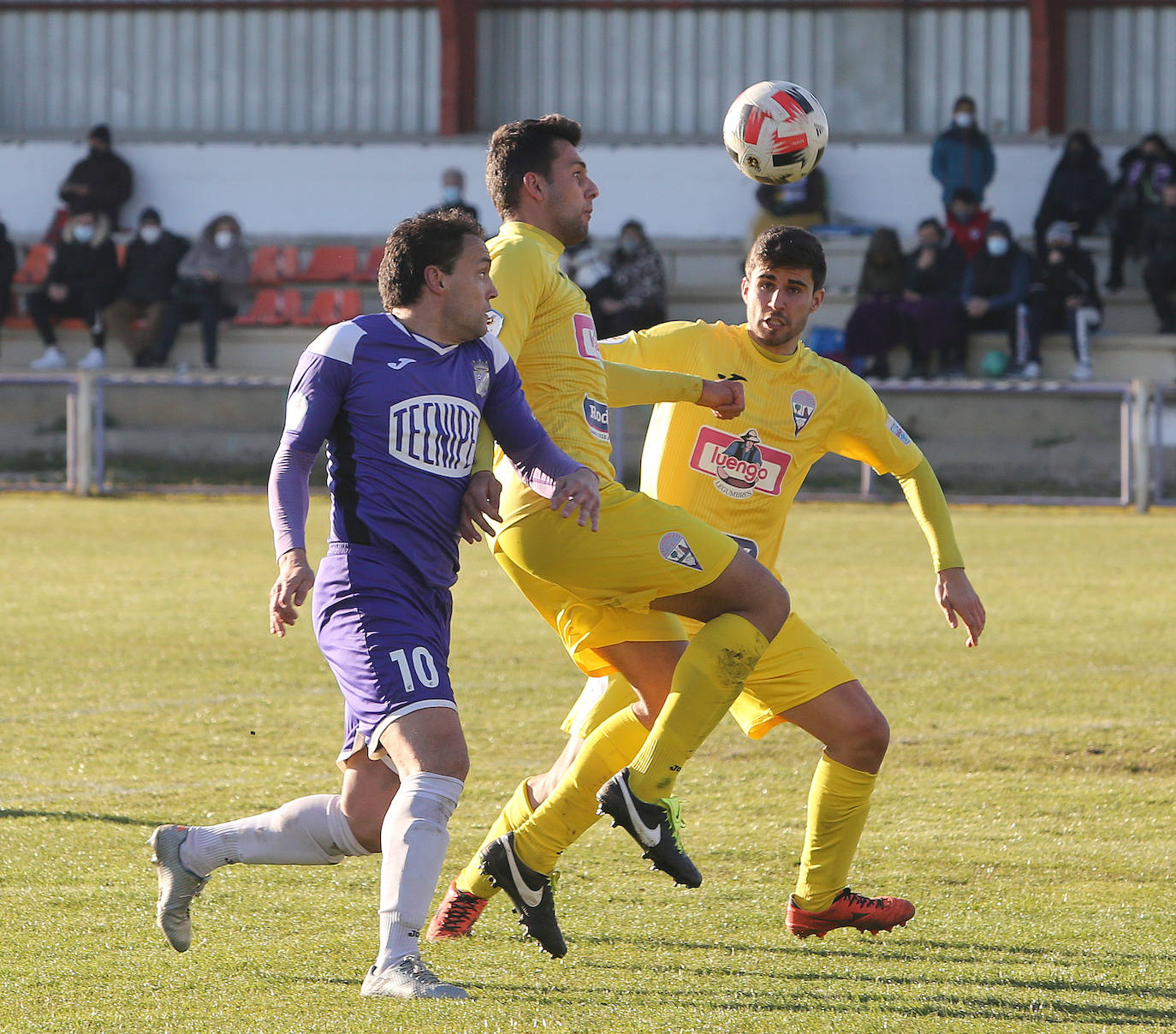 Fotos: La Bañeza gana el Becerril