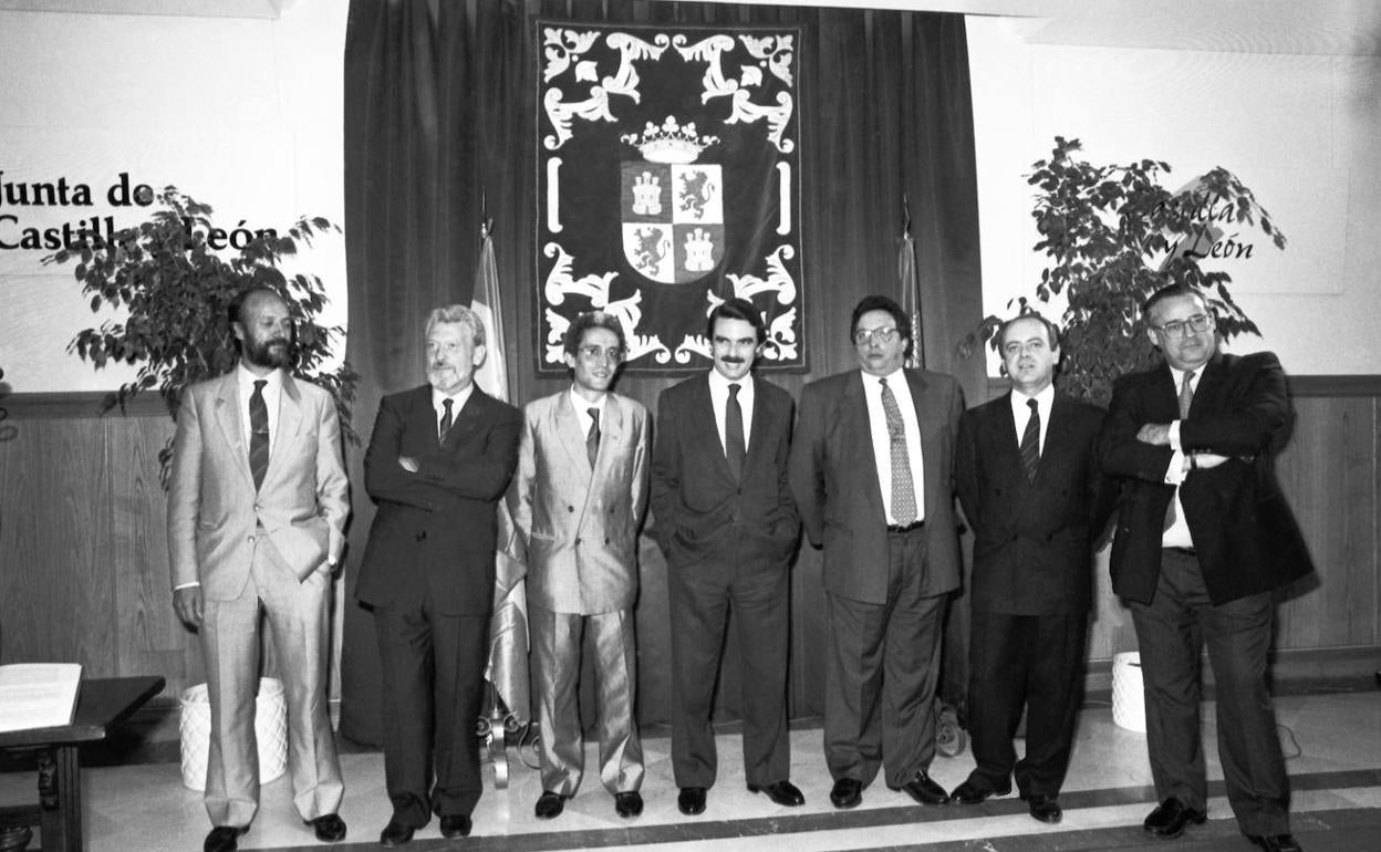 En la imagen de archivo del 19 de mayo de 1989, el presidente de la Junta, José María Aznar, posa con sus consejeros, Francisco Javier León, José Luis Sagredo, Juan Carlos Aparicio, Miguel Pérez Villar, José María Monforte y Fernando Zamacola, después del pacto entre el PP y el CDS