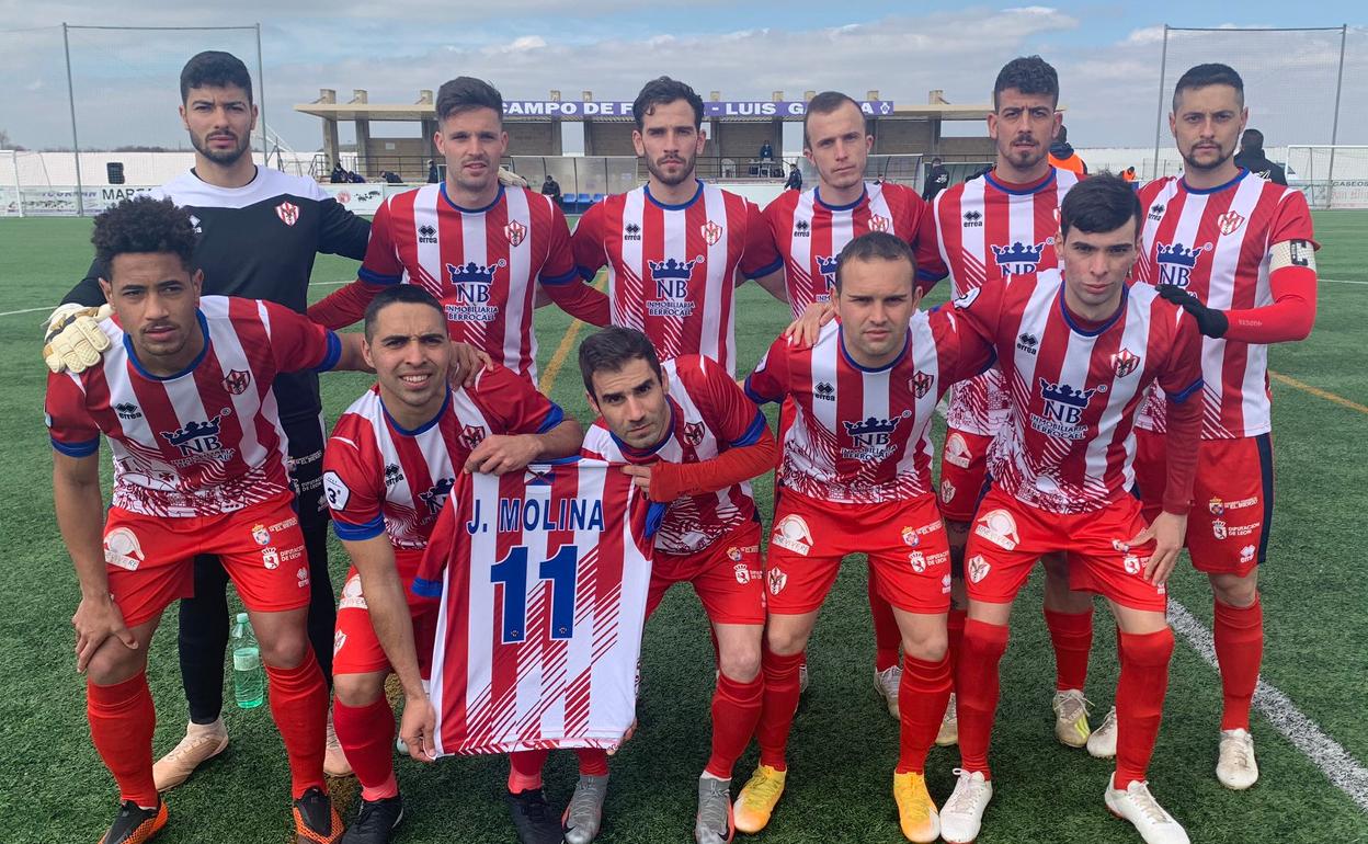 Once del Atlético Bembibre ante el Peñaranda, con homenaje al lesionado Juani Molina.