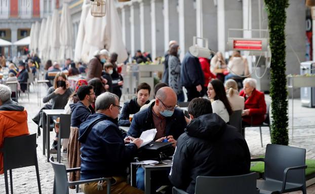 Vecinos y turistas llenan las terrazas de la Plaza Mayor de Madrid, la comunidad con restricciones más laxas para la hostelería.