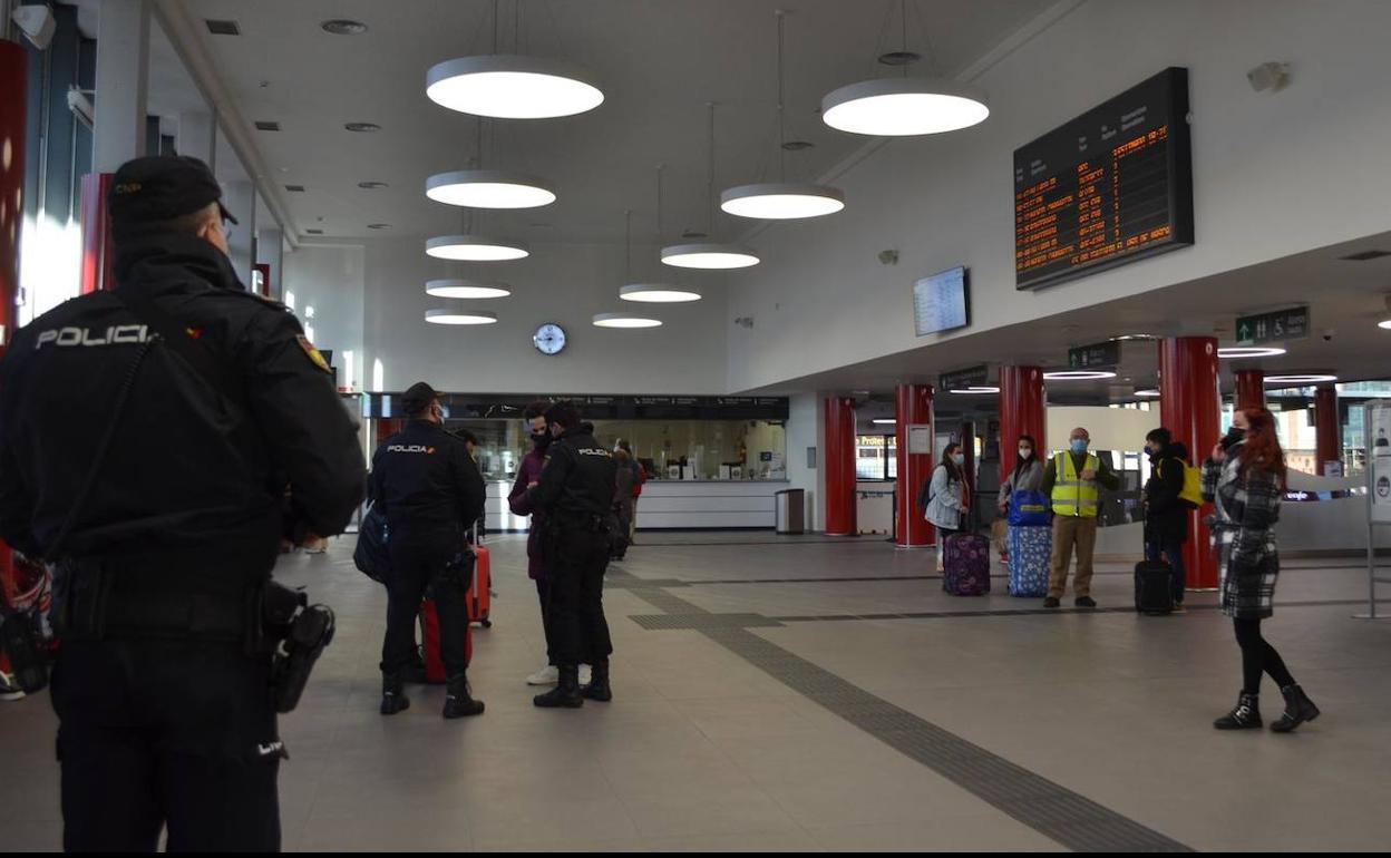 Control de la Policía Nacional este fin de semana en la estación de trenes de León. 