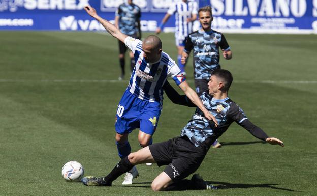 Galería. Yuri pelea un balón con el central Jorge Cuenca.