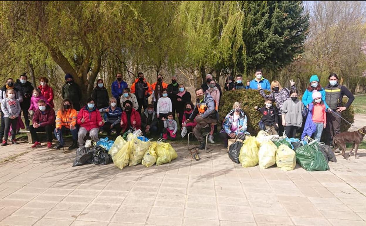 Foto de familia de los participantes en la limpieza. 