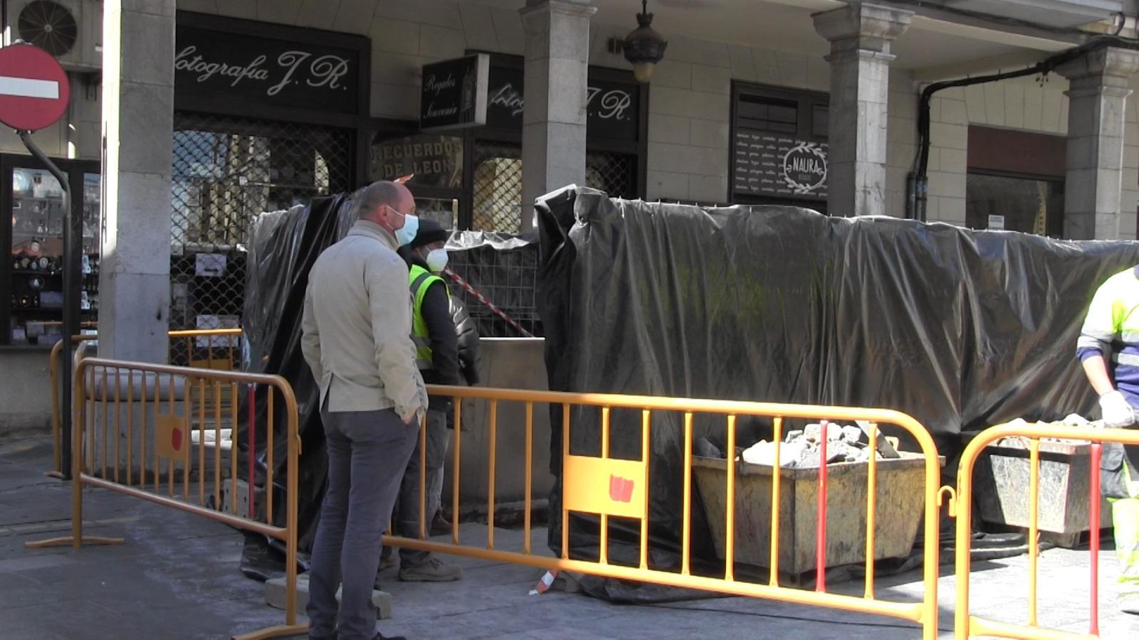 Las letras de 'León' comienzan su limpieza y cambio de ubicación.