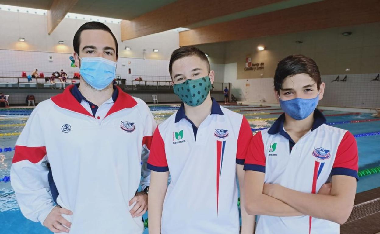 El entrenador Jonathan Moreno, junto a Daniel García y Hugo Murciego.