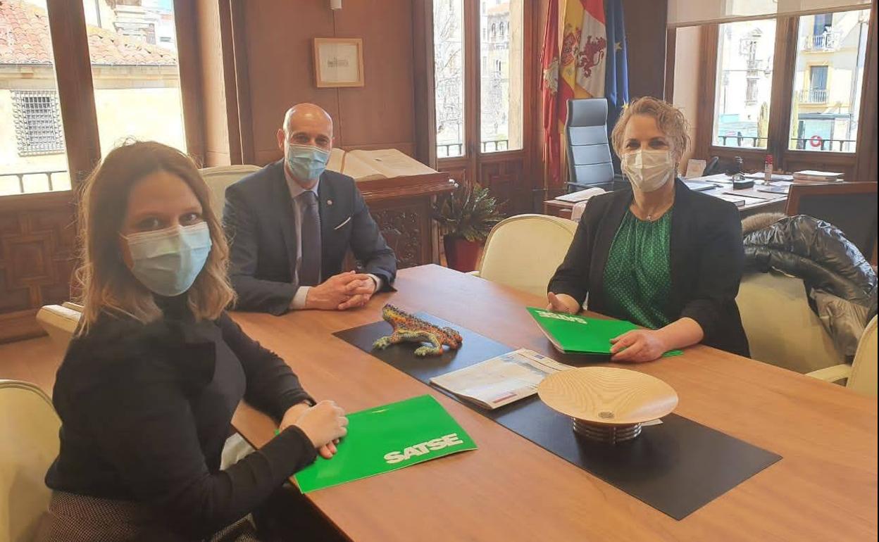 El alcalde de León recibe en su despacho a las responsables del sindicato Satse.