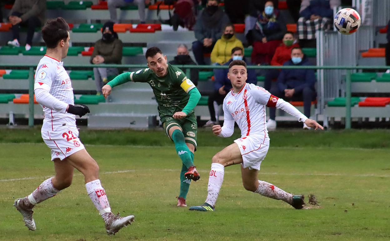 Pelá, del Atlético Astorga, dispara ante el marcaje de dos jugadores del Júpiter.