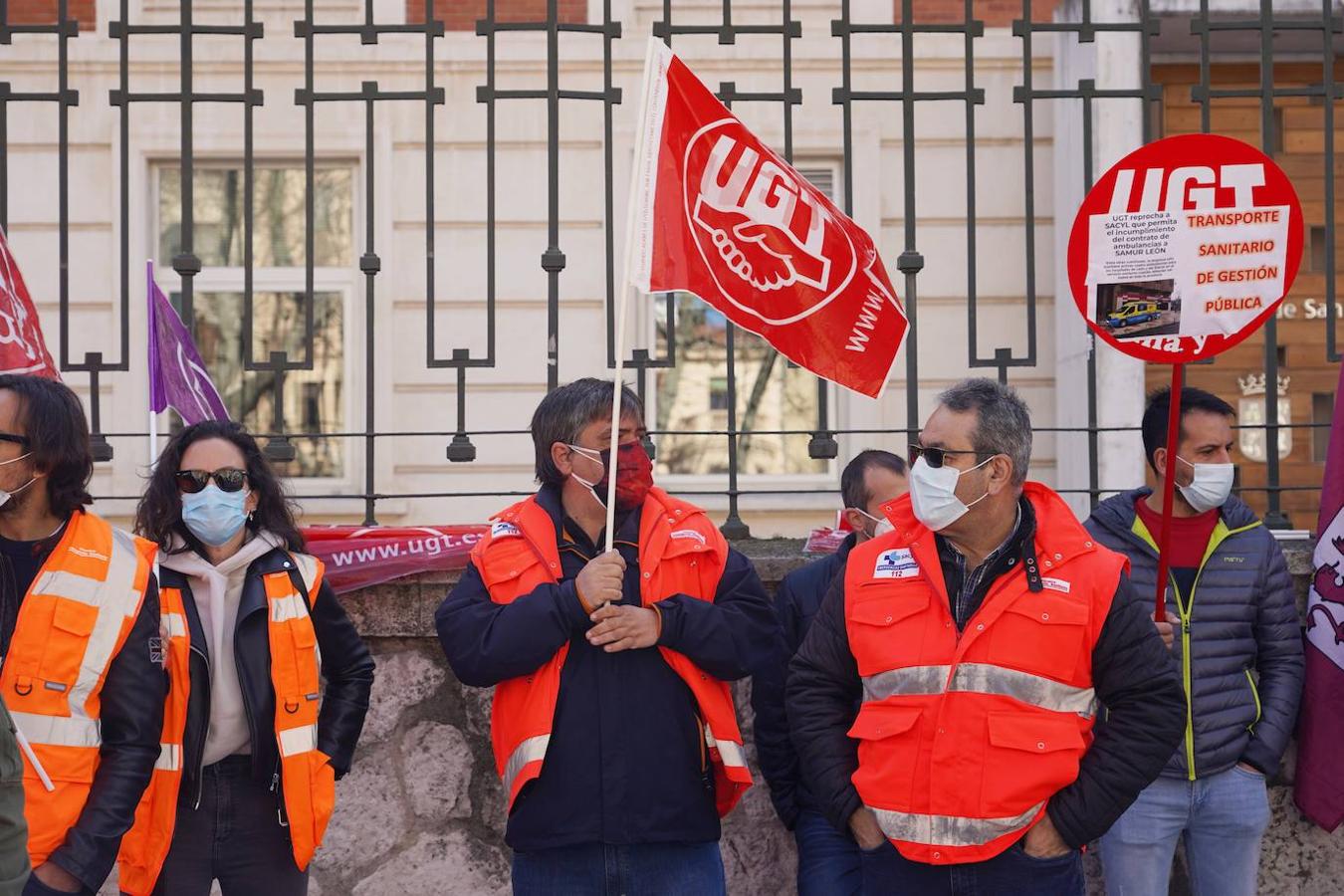 La FeSP de UGTCyL se concentra por la situación en la que se encuentran los profesionales del transporte sanitario en Castilla y León