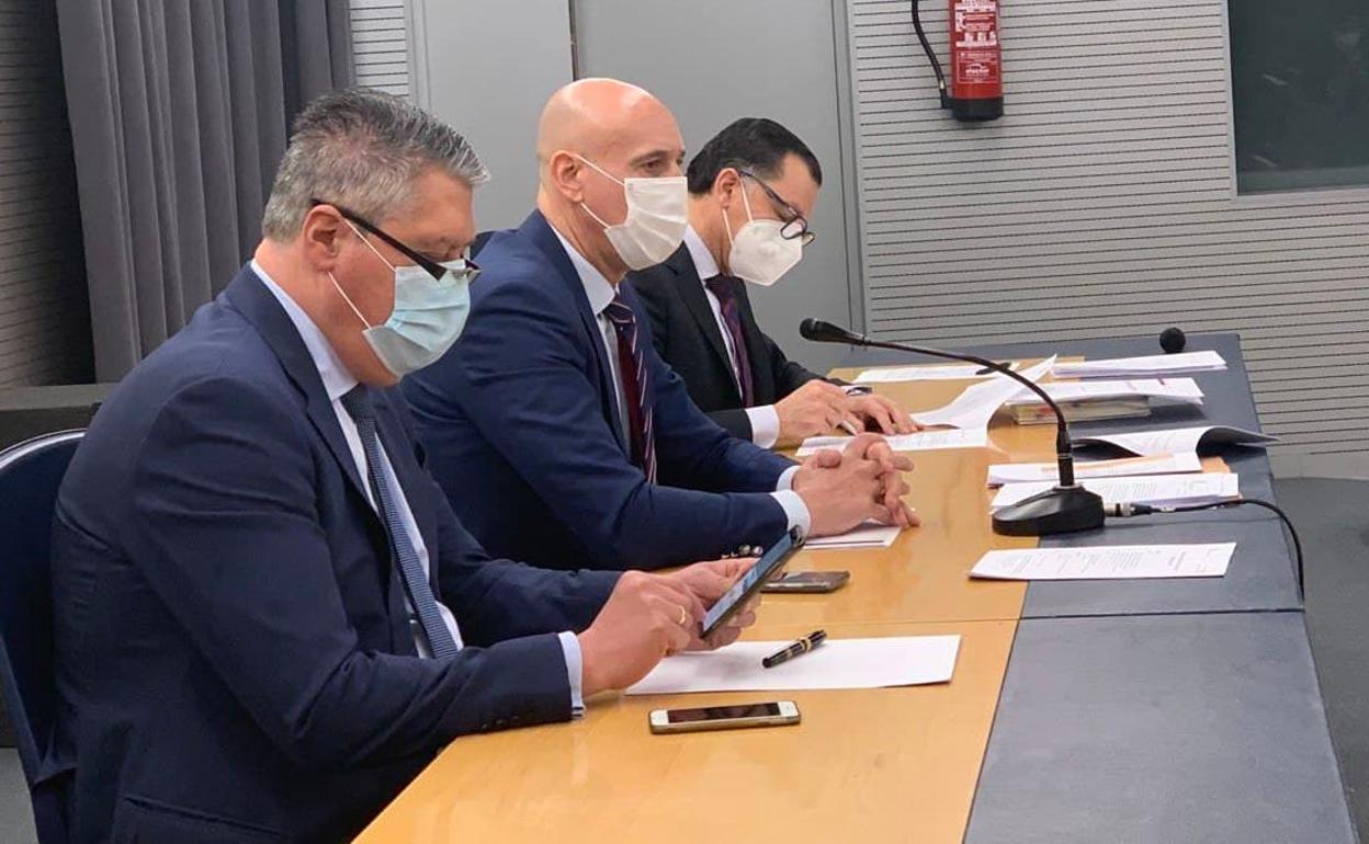 El alcalde de León, José Antonio Diez, en la reunión con los directores de los 18 colegios públicos de la ciudad de León.