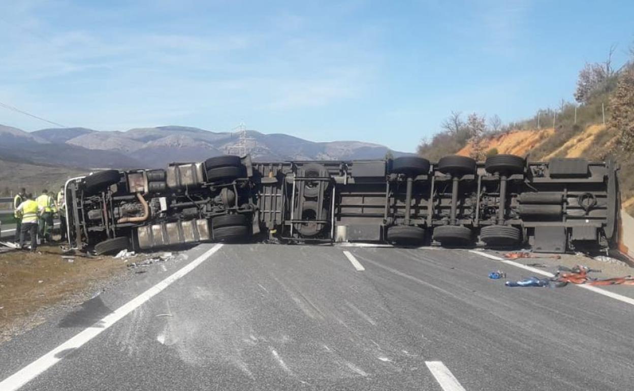 Imagen del camión tras volcar y bloquear el paso en la autovía AP-66.