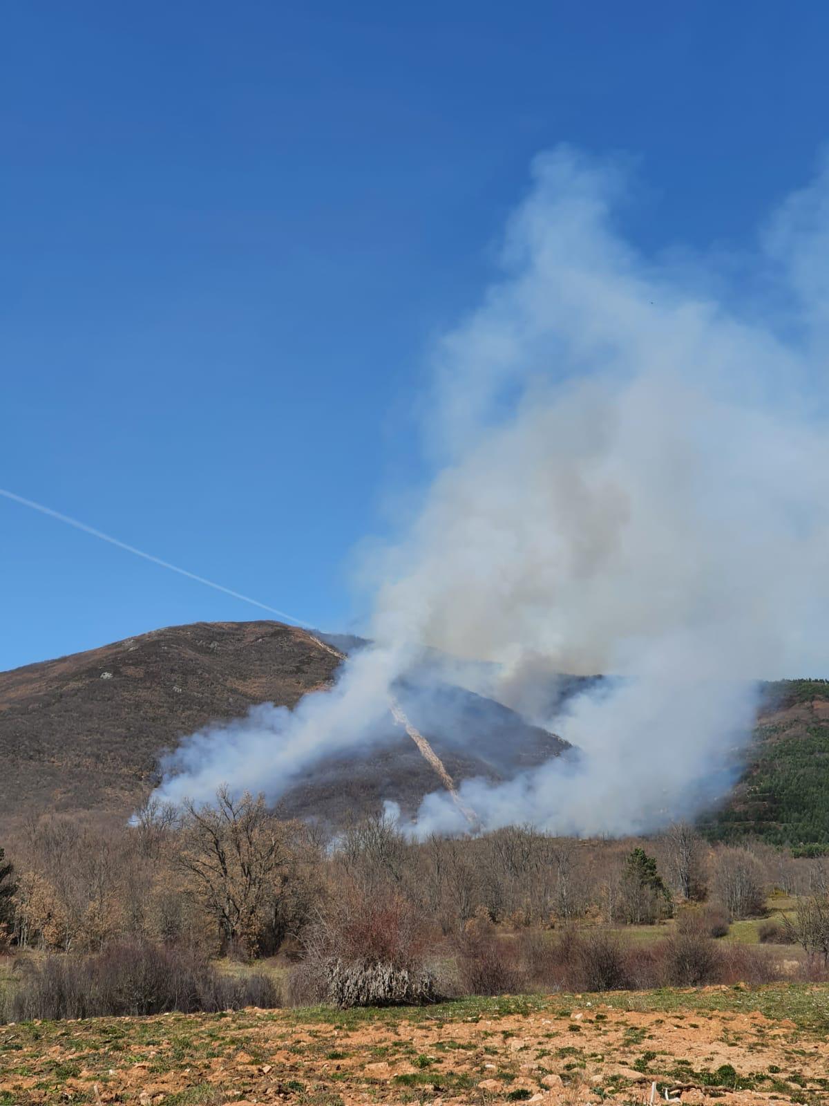 Las llamas, que asolan la ladera del pinar del Pico Muela, han obligado a actuar a medios terrestres y dos helicópteros.