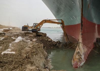 Imagen secundaria 1 - Un carguero gigantesco encalla y bloquea el Canal de Suez