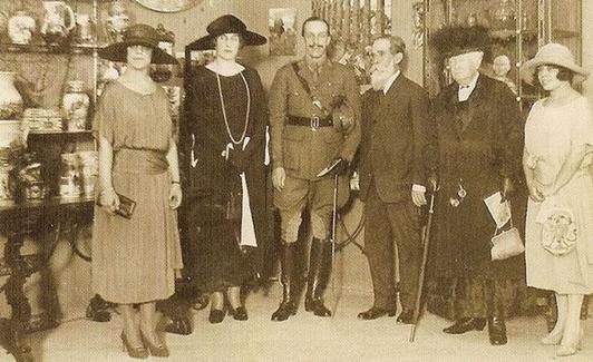 La familia Zuloaga osa junto al rey Alfonso XIII. 