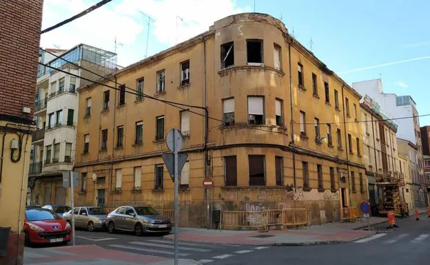 Inmueble en estado de ruina de la calle Laureano Díez Canseco de León.