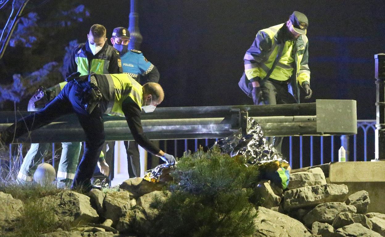 Imagen del lugar del suceso, con Guardia Civil y efectivos de Emergencias en la zona.