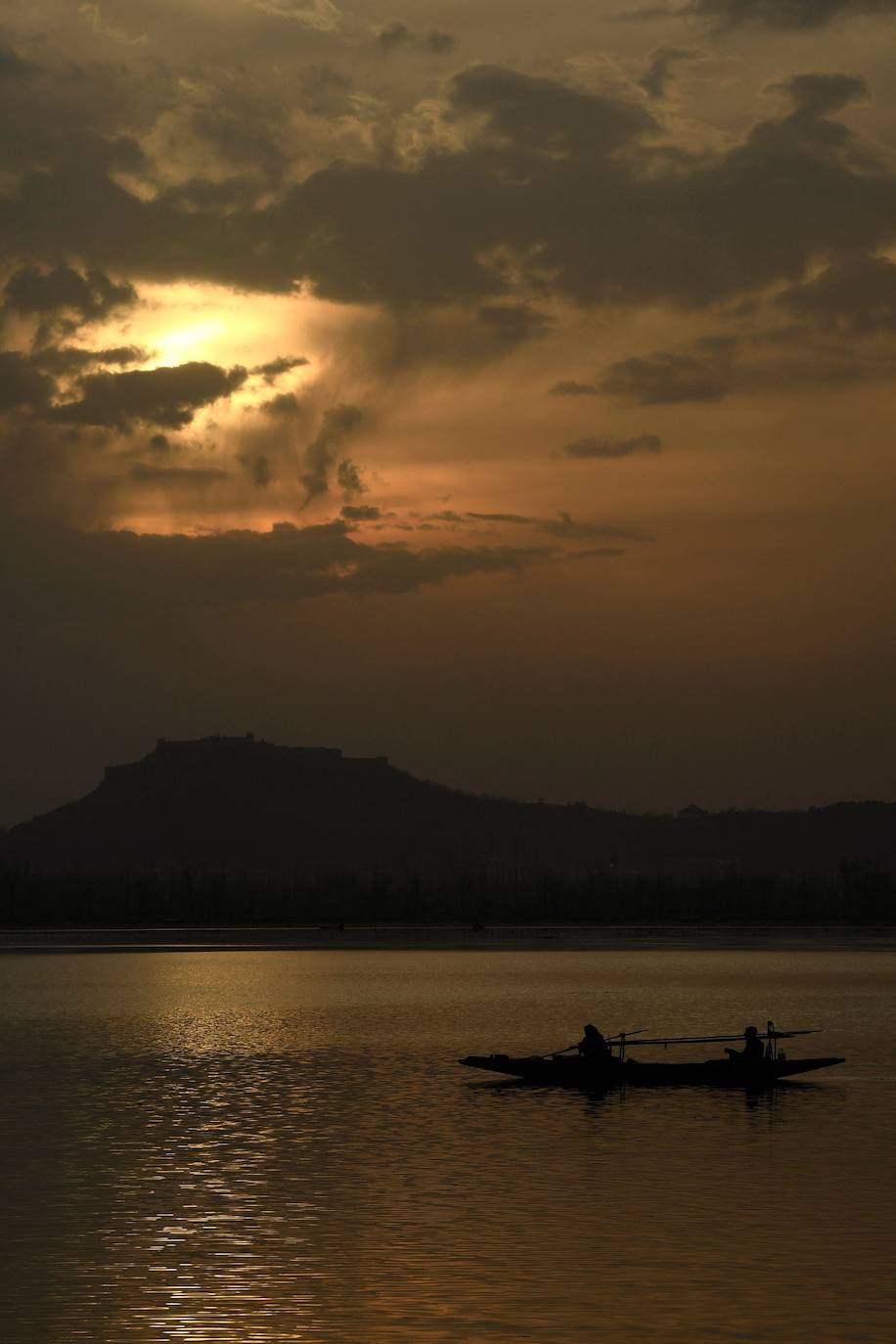 El lago Dal es el más famoso de Srinagar, la capital de verano de Jammu y Cachemira, India. Es muy conocido por su espectacular extensión de agua, sobre la que destacan sus casas de madera flotantes de estilo victoriano. El conjunto es un lugar único con vistas que hipnotizan.