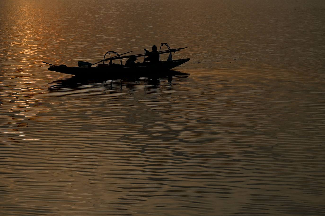 El lago Dal es el más famoso de Srinagar, la capital de verano de Jammu y Cachemira, India. Es muy conocido por su espectacular extensión de agua, sobre la que destacan sus casas de madera flotantes de estilo victoriano. El conjunto es un lugar único con vistas que hipnotizan.