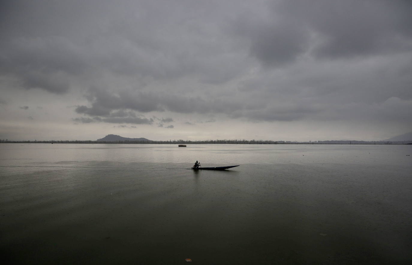 El lago Dal es el más famoso de Srinagar, la capital de verano de Jammu y Cachemira, India. Es muy conocido por su espectacular extensión de agua, sobre la que destacan sus casas de madera flotantes de estilo victoriano. El conjunto es un lugar único con vistas que hipnotizan.