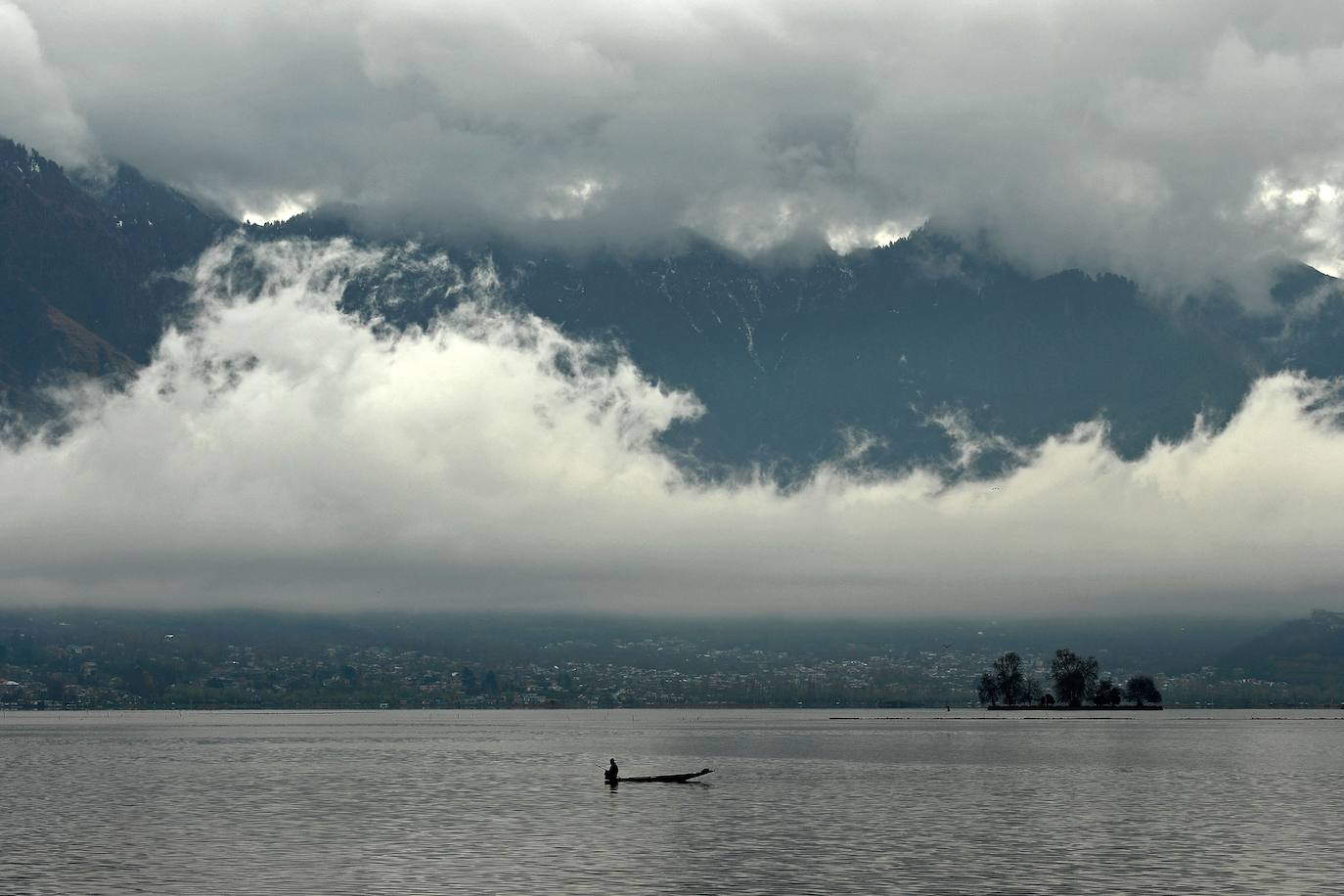 El lago Dal es el más famoso de Srinagar, la capital de verano de Jammu y Cachemira, India. Es muy conocido por su espectacular extensión de agua, sobre la que destacan sus casas de madera flotantes de estilo victoriano. El conjunto es un lugar único con vistas que hipnotizan.