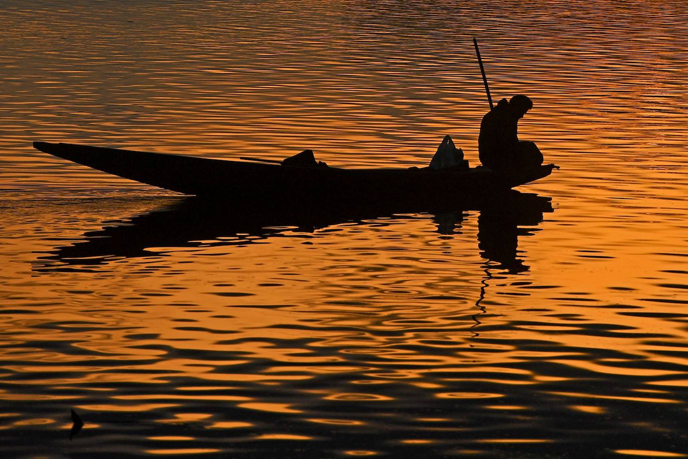 El lago Dal es el más famoso de Srinagar, la capital de verano de Jammu y Cachemira, India. Es muy conocido por su espectacular extensión de agua, sobre la que destacan sus casas de madera flotantes de estilo victoriano. El conjunto es un lugar único con vistas que hipnotizan.