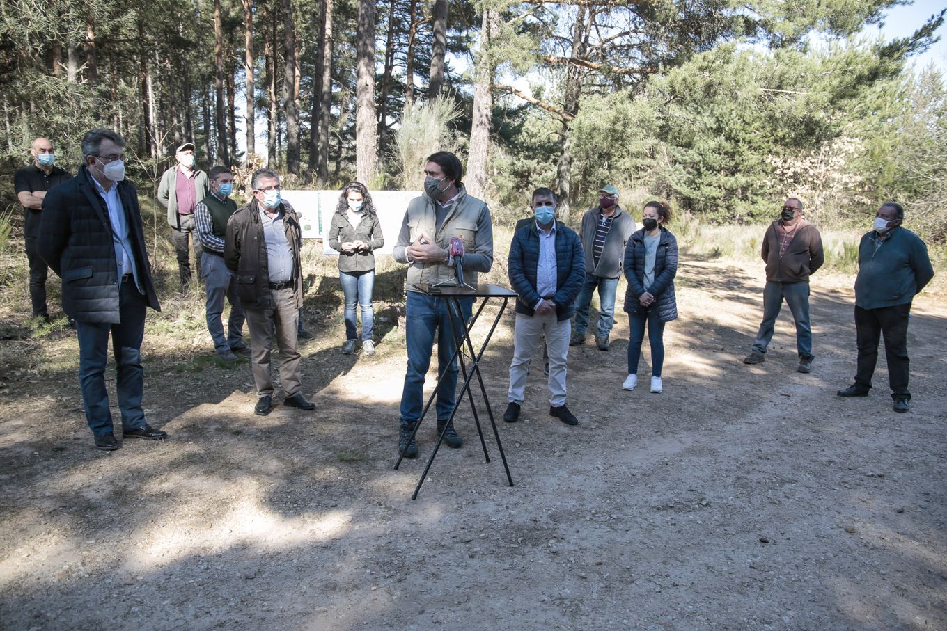 El consejero de Fomento y Medio Ambiente, Juan Carlos Suárez-Quiñones, visita las actuaciones de restauración forestal en los montes afectados por el gran incendio de 2015..
