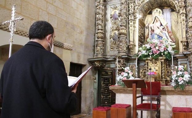 Galería. Imagen de 'La Morenica' durante la lectura de un fragmento de la 'novena de los Dolores'. 