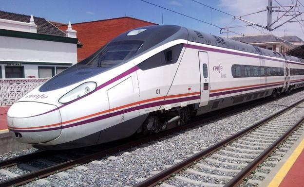 Un tren Avant detenido en la estación de Valladolid.