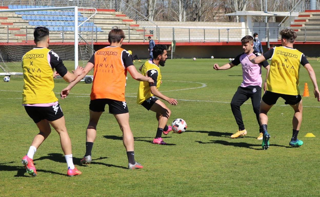 Entrenamiento del primer equipo de la Cultural en Puente Castro.