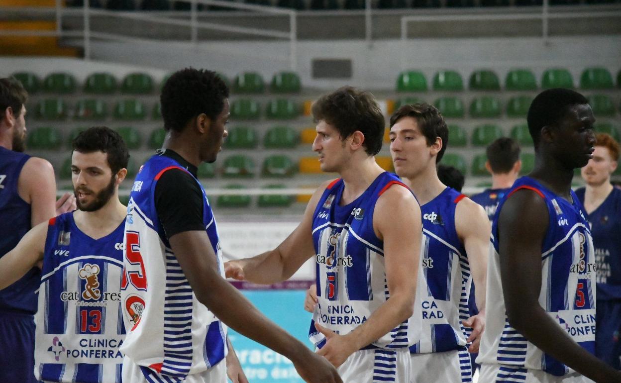Los jugadores del Ciudad de Ponferrada se felicitan en un tiempo muerto.