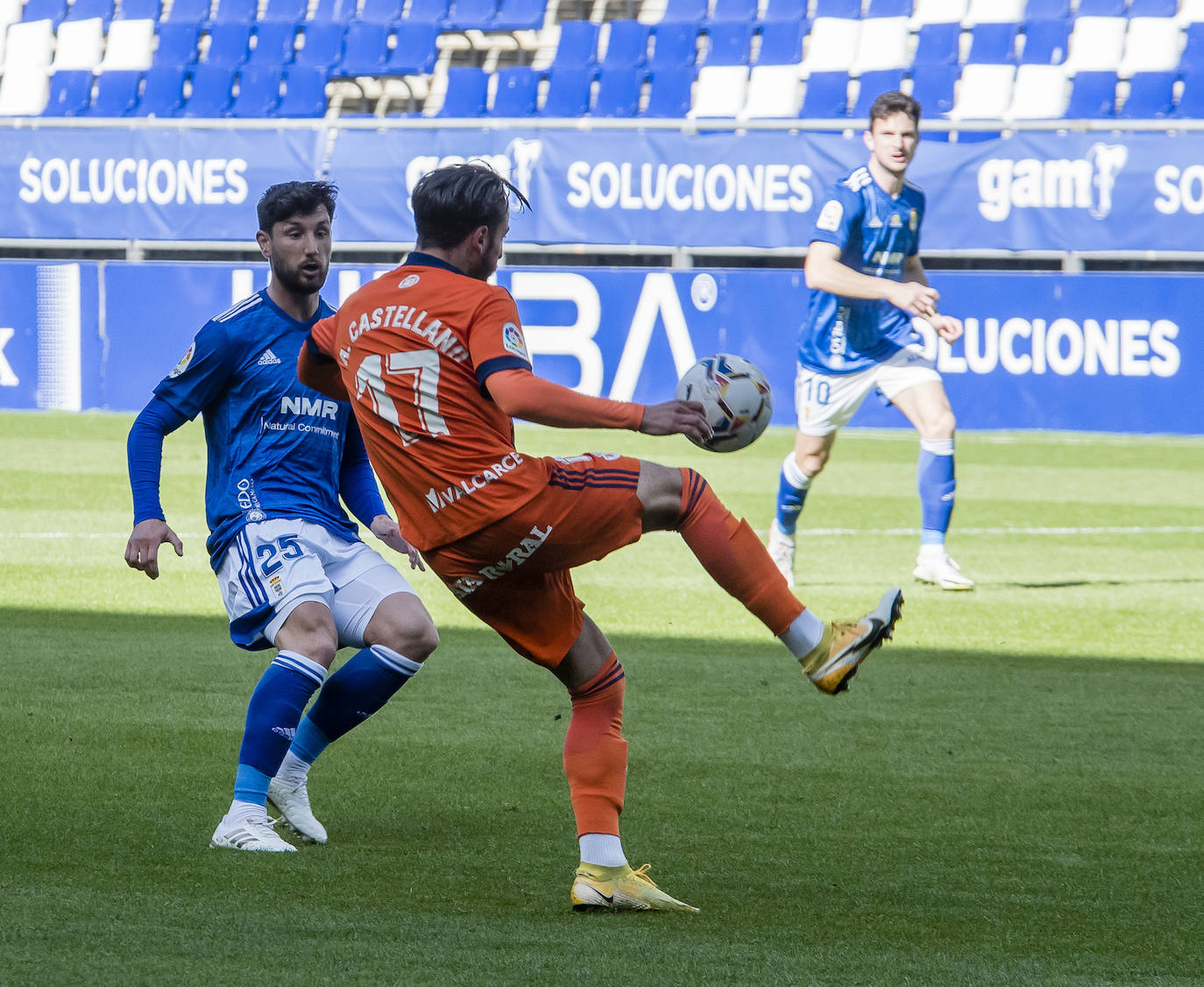 El conjunto berciano juega esta jornada en el Carlos Tartiere ante los carbayones.