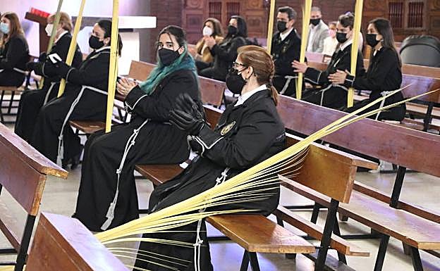 Galería. Dos mujeres en el banco de la iglesia de San Lorenzo.