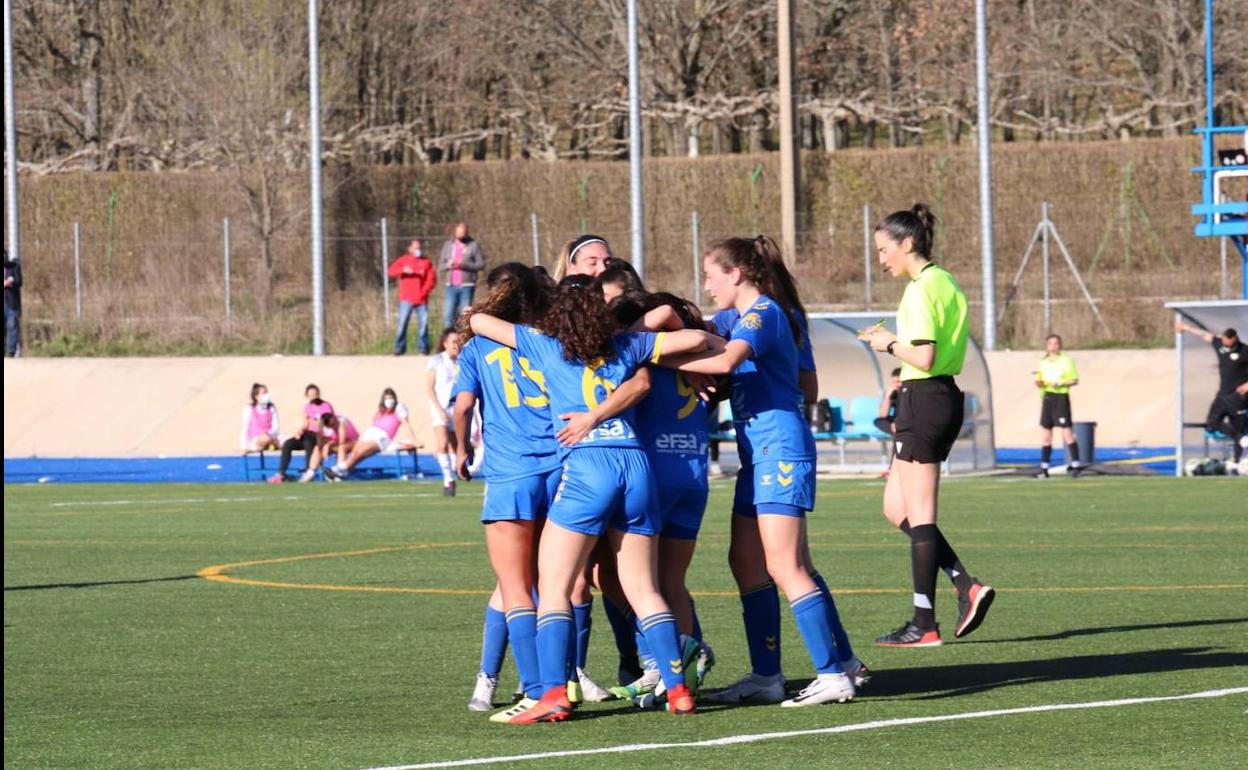 Las jugadoras del Olímpico de León celebran uno de los goles.