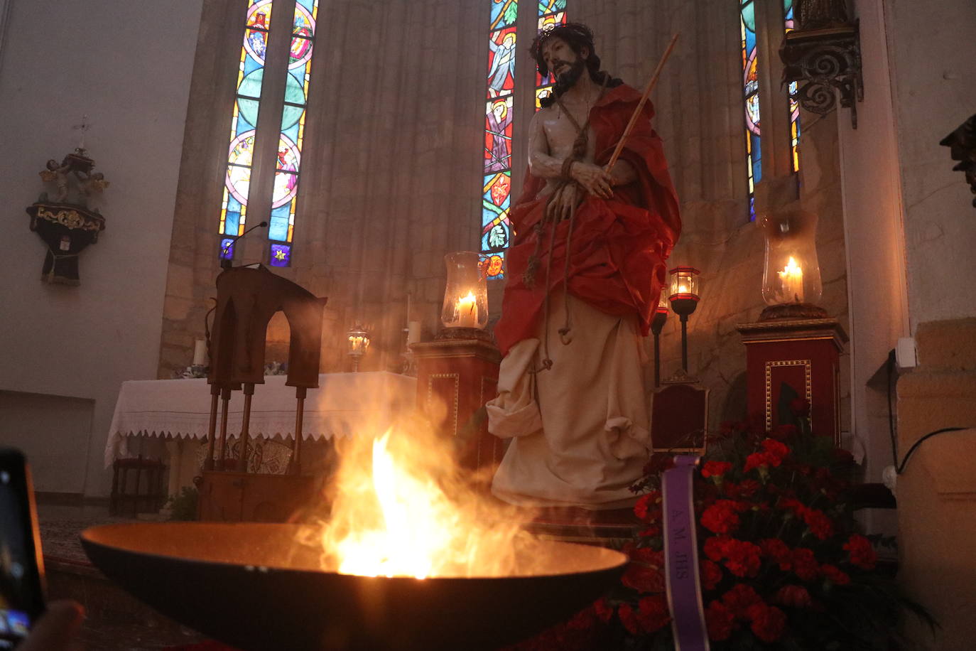 Nuestro Padre Jesús de la Misericordia a la luz del fuego en San Martín.
