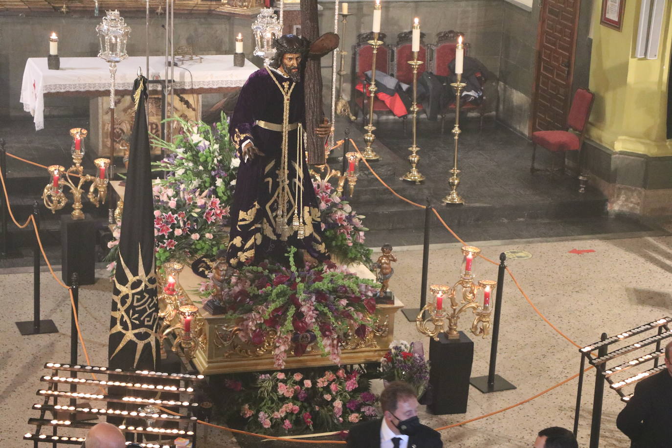 La capilla celebra de la mano de las tres centenarias de León un recuerdo a la procesión que debía salir a las calles este Lunes Santo.