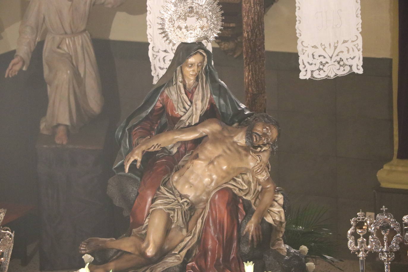 La capilla celebra de la mano de las tres centenarias de León un recuerdo a la procesión que debía salir a las calles este Lunes Santo.