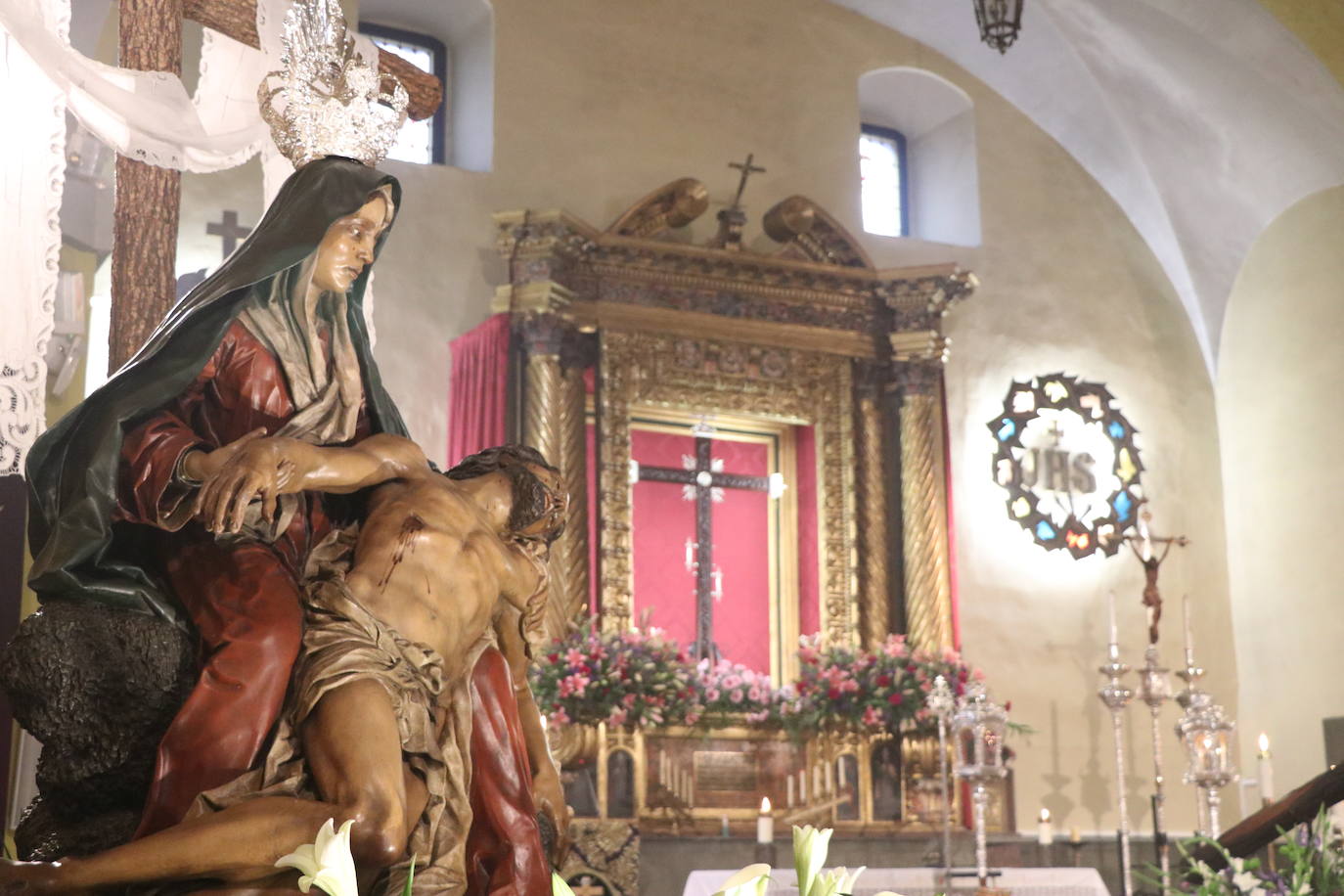 La capilla celebra de la mano de las tres centenarias de León un recuerdo a la procesión que debía salir a las calles este Lunes Santo.