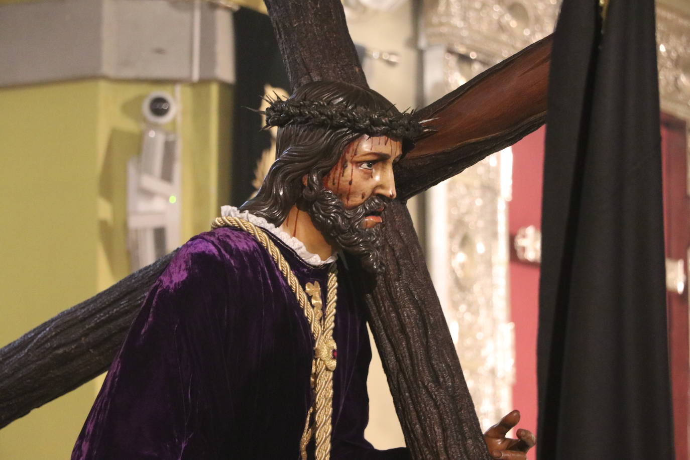 La capilla celebra de la mano de las tres centenarias de León un recuerdo a la procesión que debía salir a las calles este Lunes Santo.