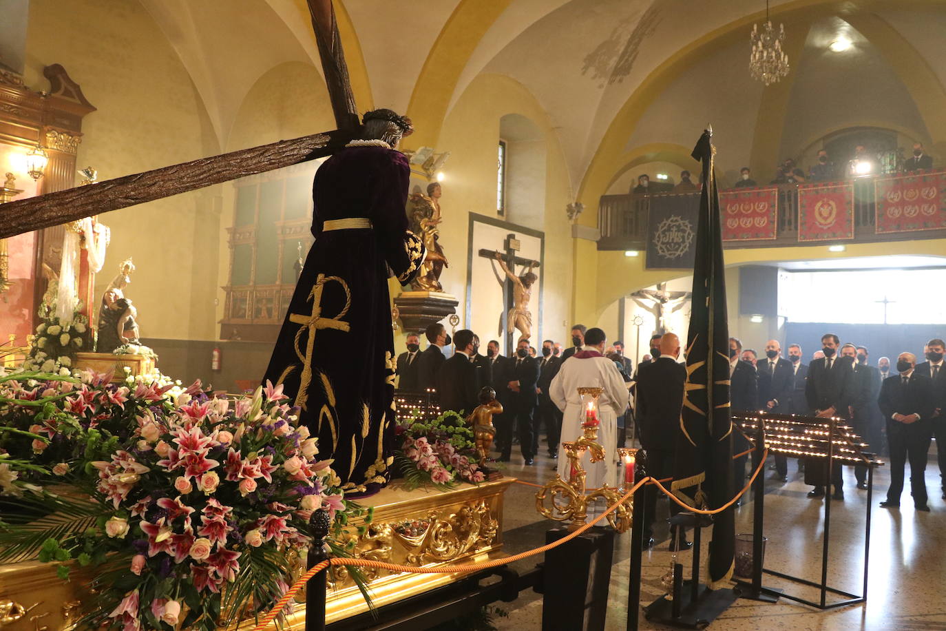 La capilla celebra de la mano de las tres centenarias de León un recuerdo a la procesión que debía salir a las calles este Lunes Santo.