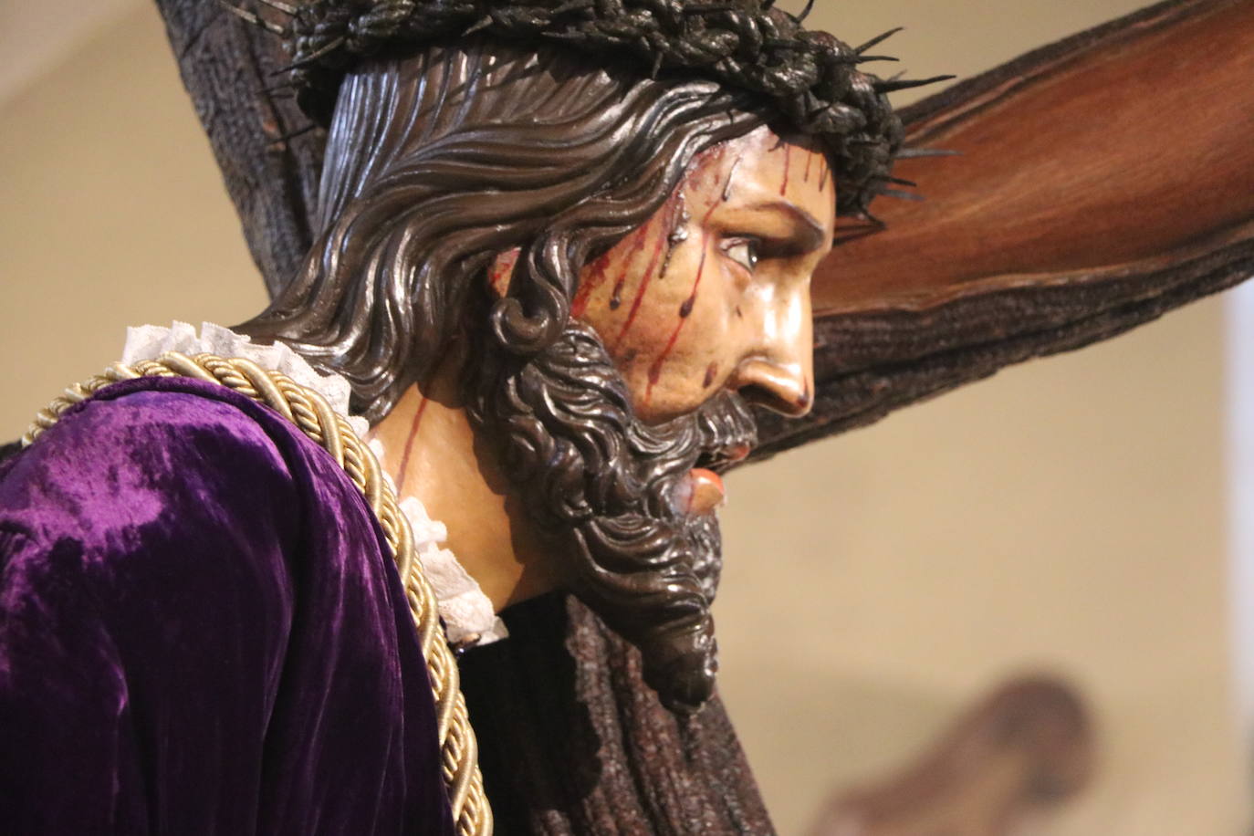 La capilla celebra de la mano de las tres centenarias de León un recuerdo a la procesión que debía salir a las calles este Lunes Santo.