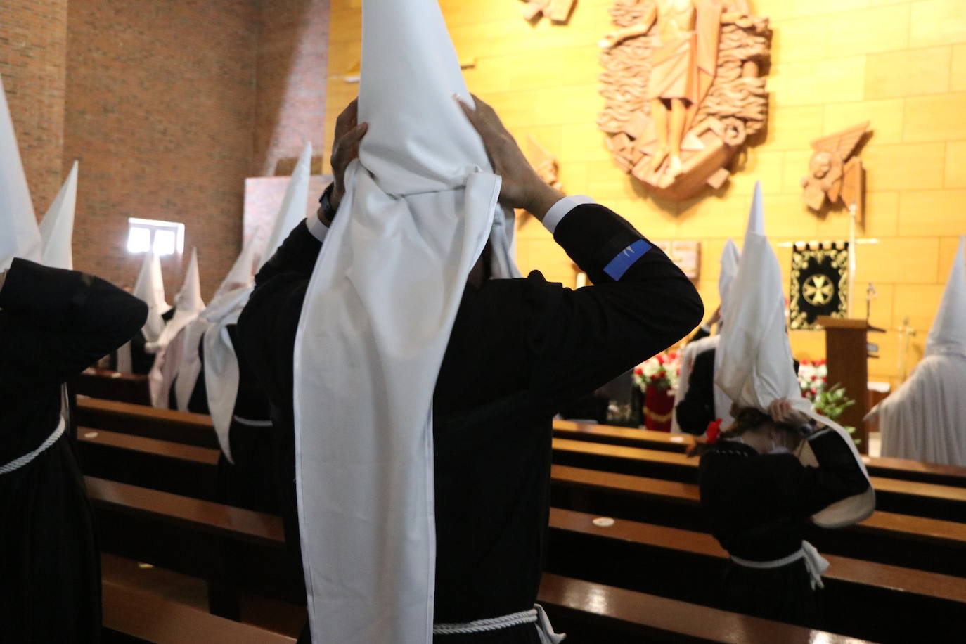 Los papones del Santo Sepulcro acuden ataviados con túnica y capillo al acto.