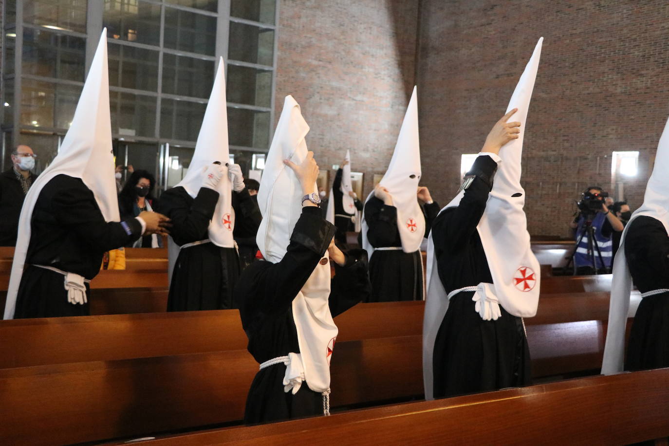 Los papones del Santo Sepulcro acuden ataviados con túnica y capillo al acto.