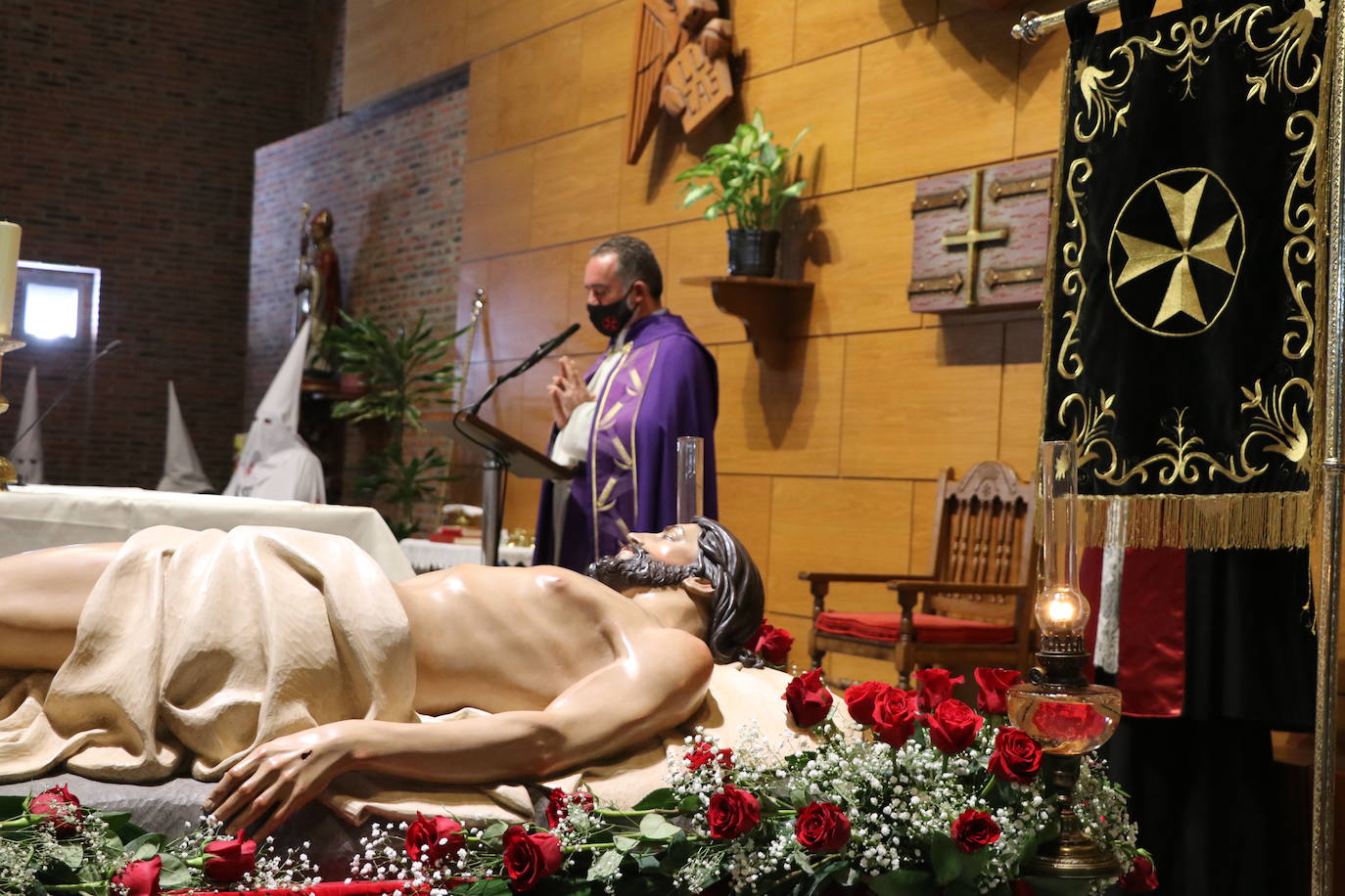 Los papones del Santo Sepulcro acuden ataviados con túnica y capillo al acto.