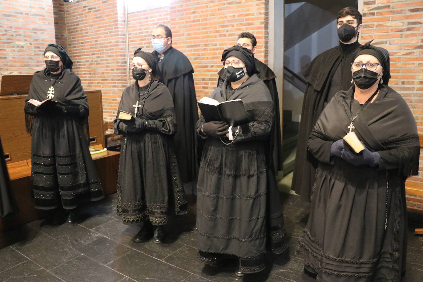 Los papones del Santo Sepulcro acuden ataviados con túnica y capillo al acto.