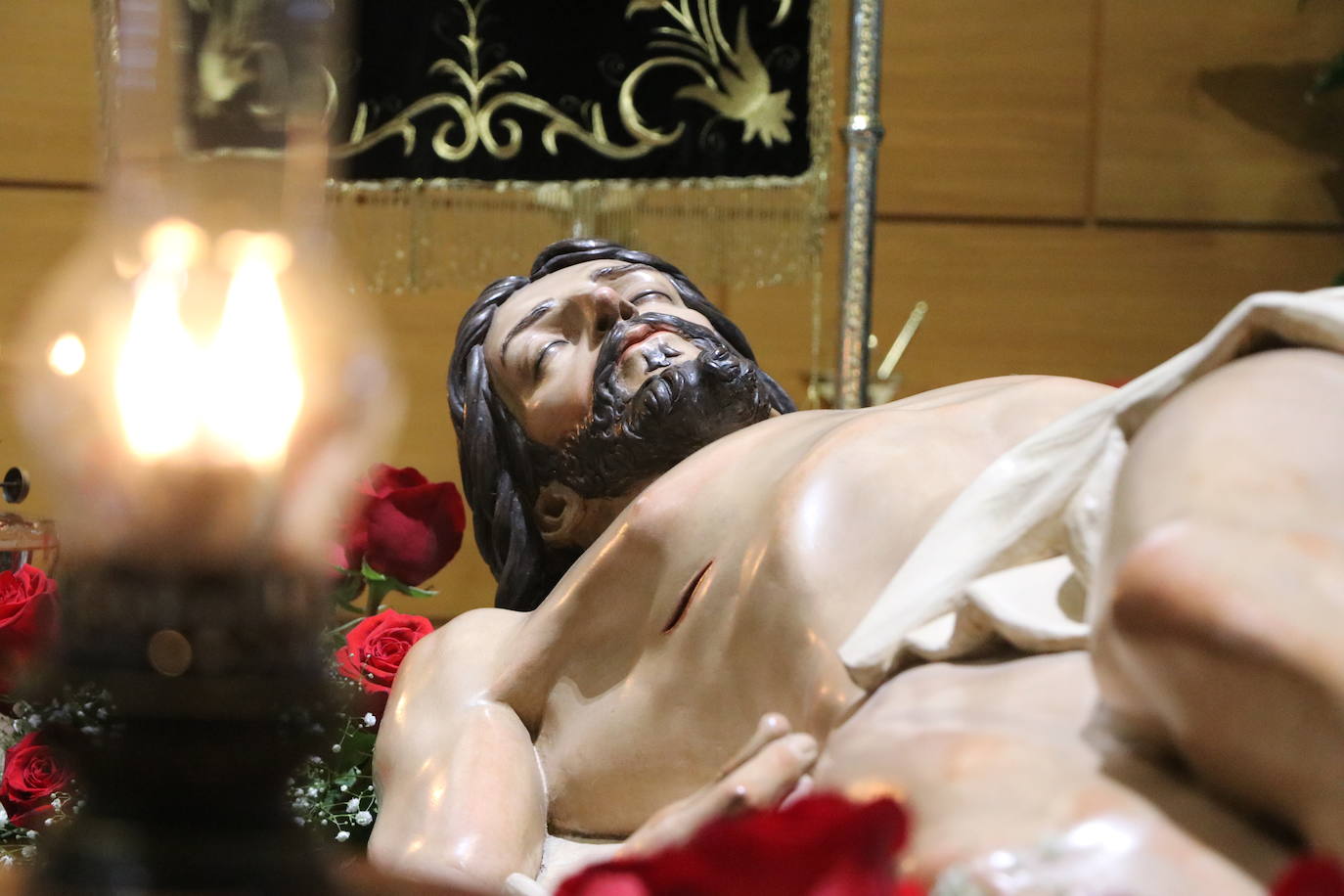 Los papones del Santo Sepulcro acuden ataviados con túnica y capillo al acto.