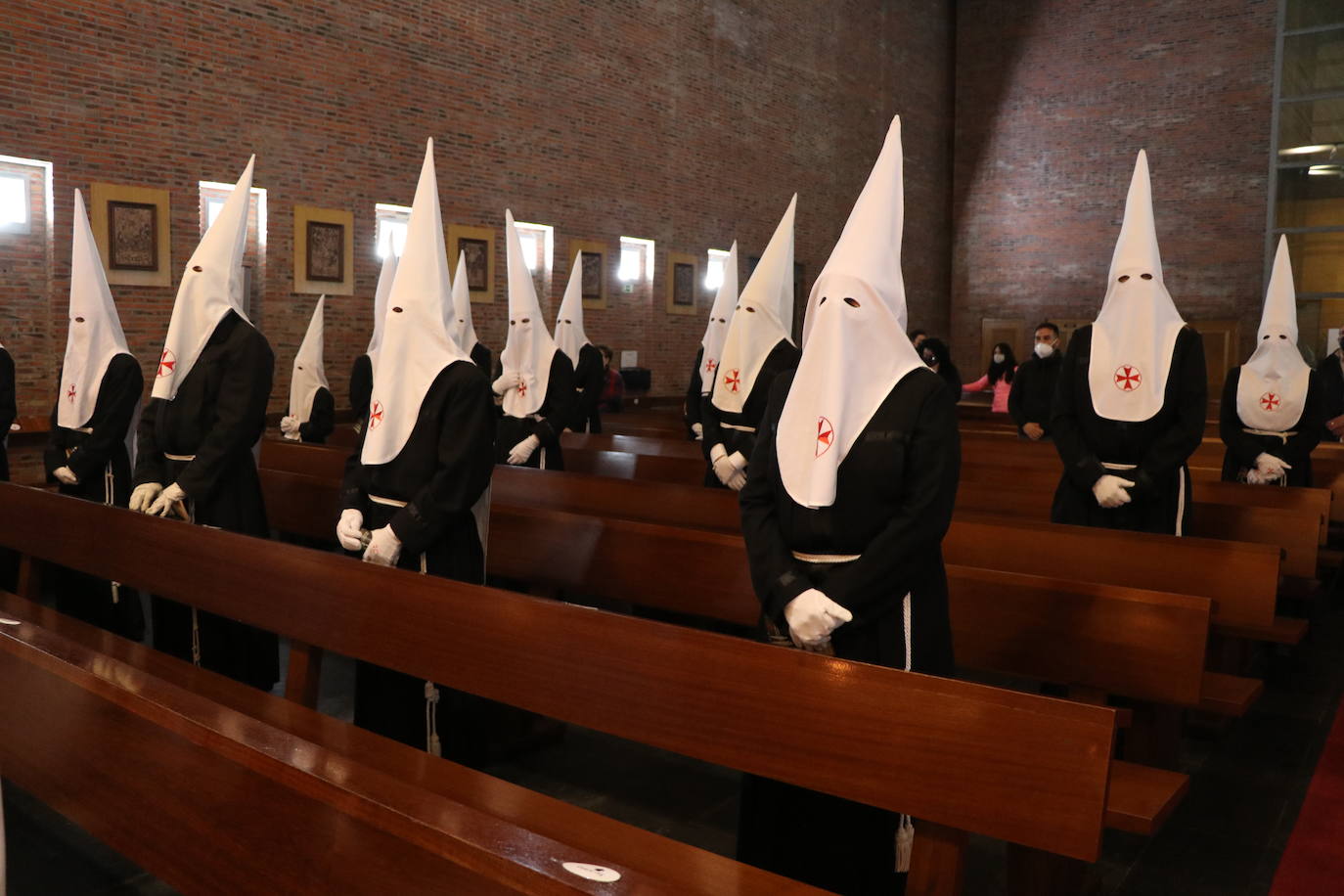 Los papones del Santo Sepulcro acuden ataviados con túnica y capillo al acto.