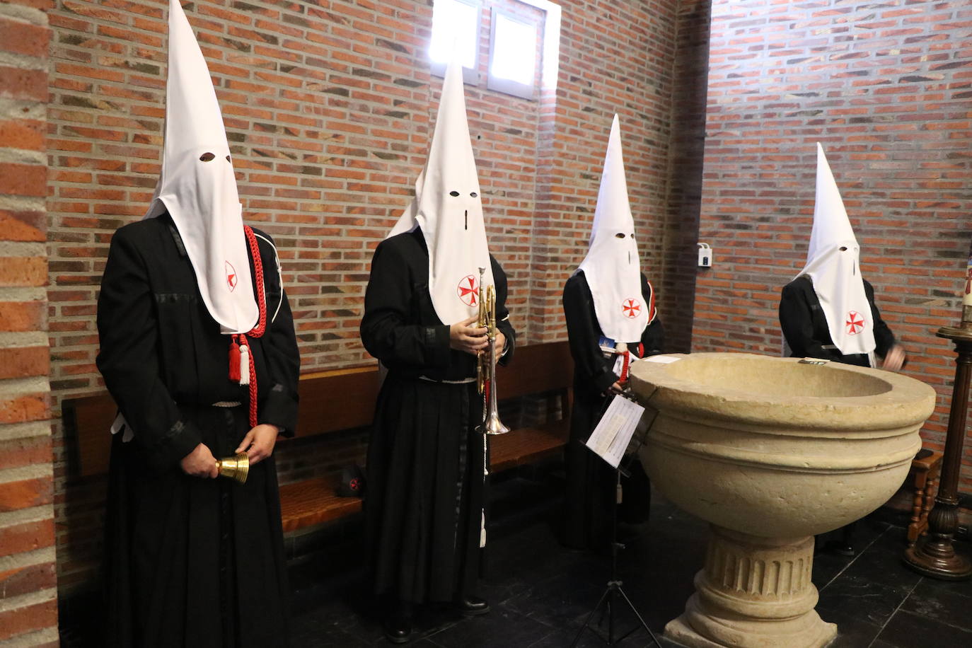 Los papones del Santo Sepulcro acuden ataviados con túnica y capillo al acto.